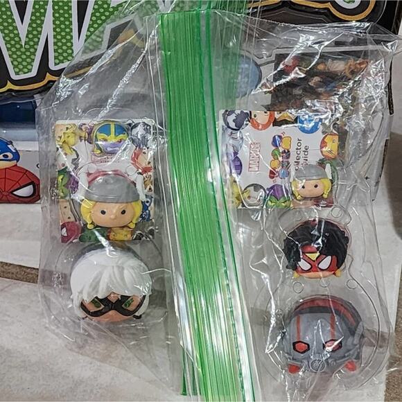 Marvel Tsum Tsum Comic Box Display and 12 Toy Figures new!! - Picture 2 of 12